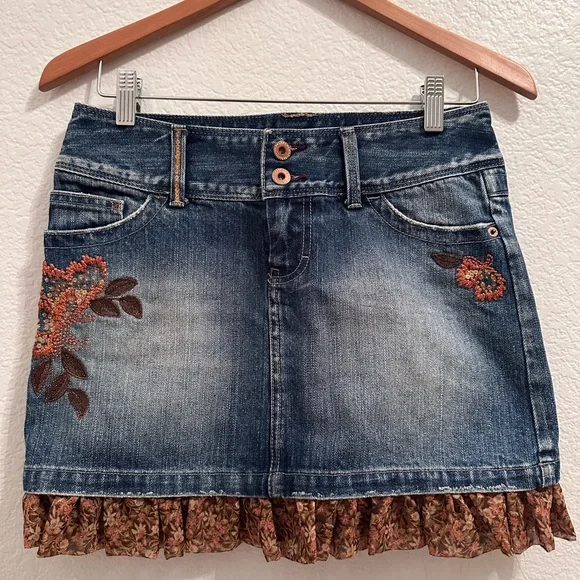 AMERICAN EAGLE Y2K Embroidered Denim Skirt with Floral Accents - Picture 1 of 5